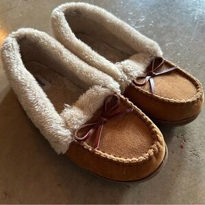 Size 8.5 Cushionaire Slippers